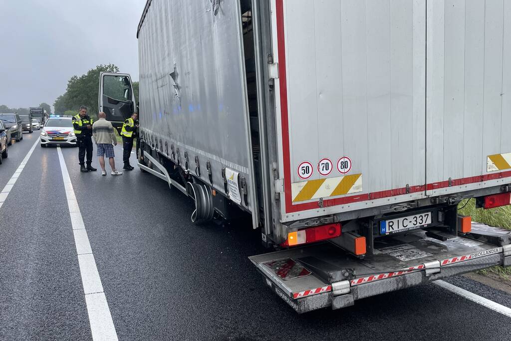 Automobilist botst met auto tegen vrachtwagen