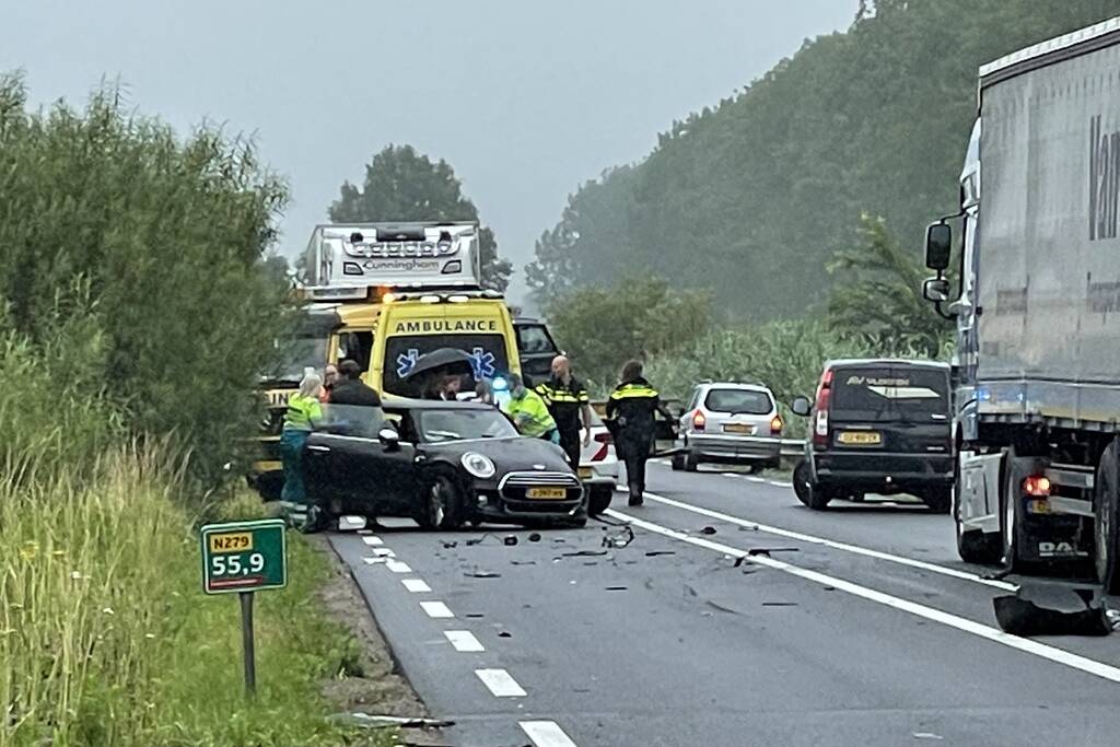 Automobilist botst met auto tegen vrachtwagen