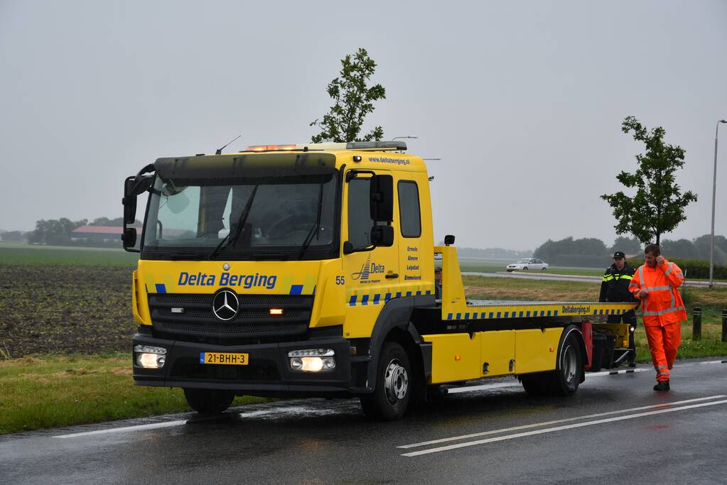 Auto schiet van de weg en belandt in sloot