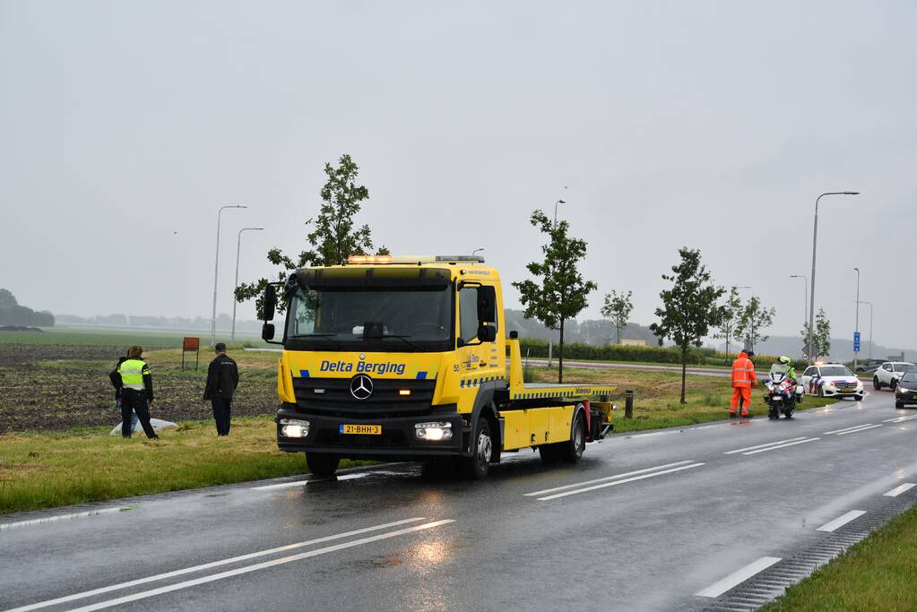 Auto schiet van de weg en belandt in sloot