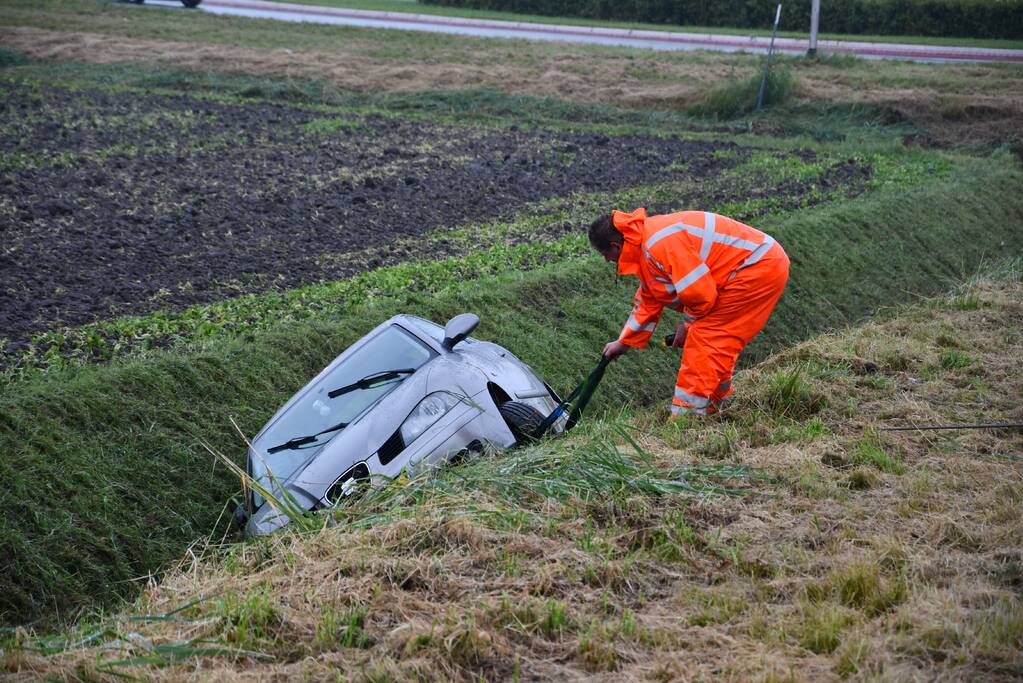 Auto schiet van de weg en belandt in sloot