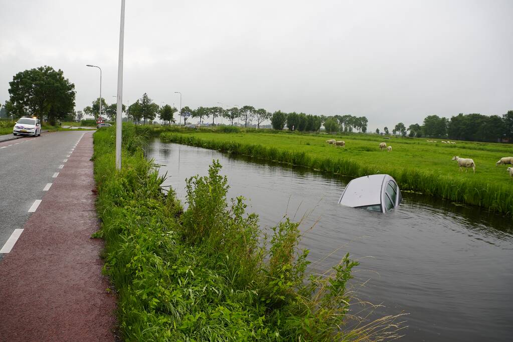 Auto belandt in diepe sloot