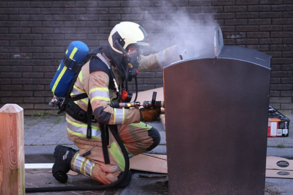 Ondergrondse container in brand