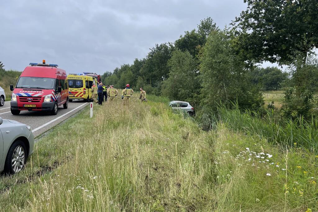 Omstanders redden inzittende uit gecrashte auto