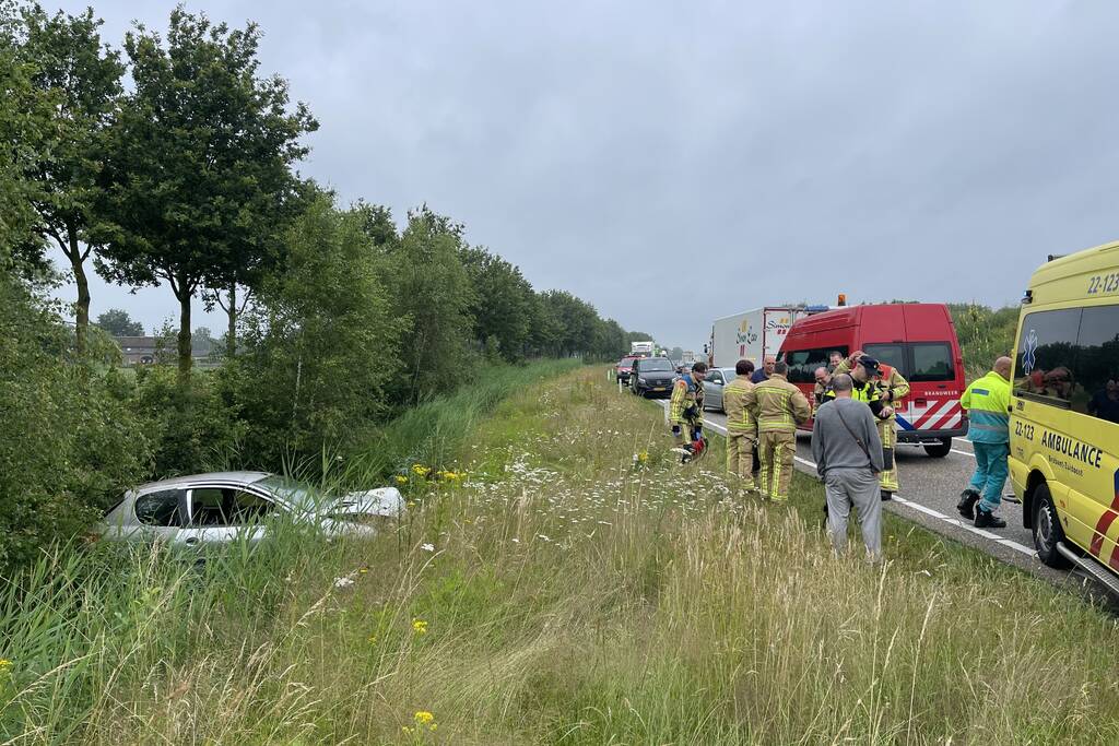 Omstanders redden inzittende uit gecrashte auto