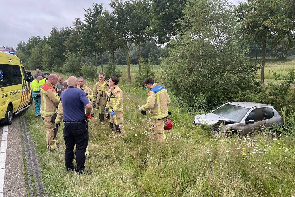 Omstanders redden inzittende uit gecrashte auto