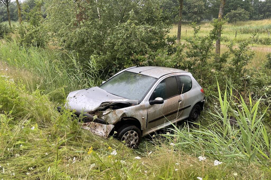 Omstanders redden inzittende uit gecrashte auto