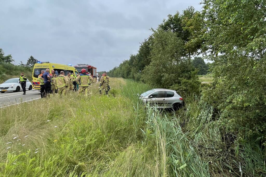 Omstanders redden inzittende uit gecrashte auto