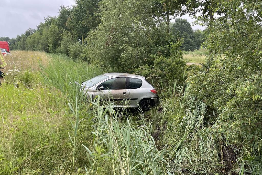 Omstanders redden inzittende uit gecrashte auto