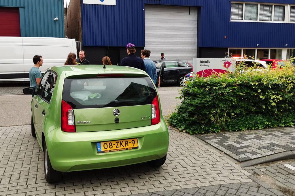 Twee auto's botsen op elkaar