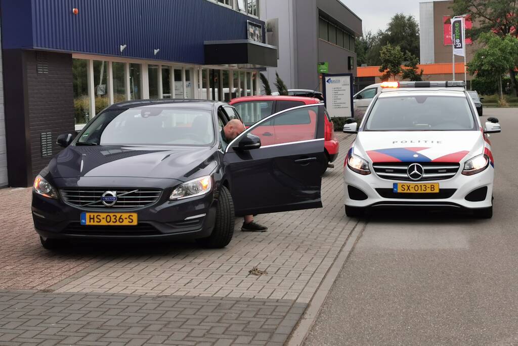 Twee auto's botsen op elkaar