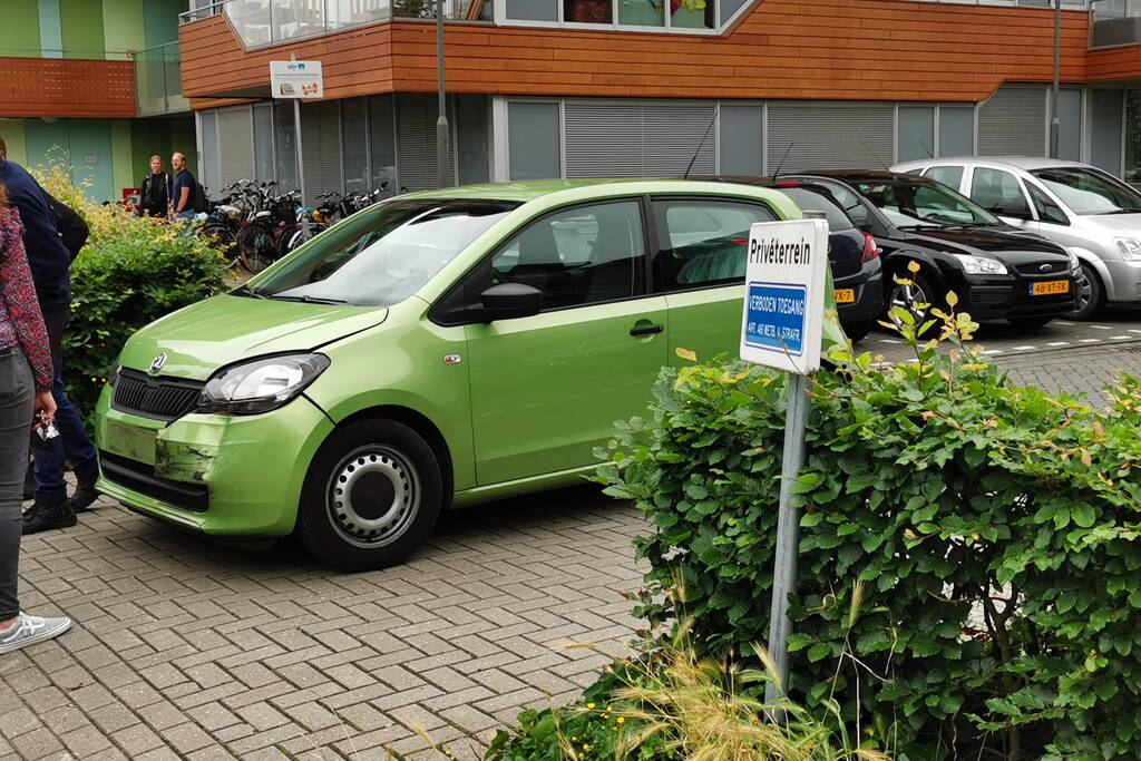 Twee auto's botsen op elkaar