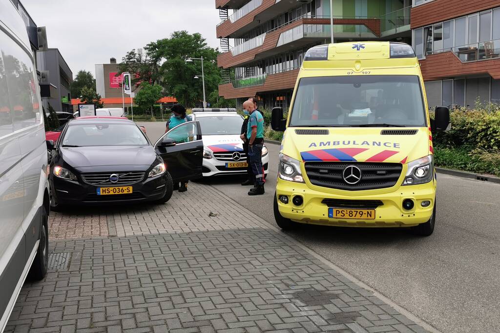 Twee auto's botsen op elkaar