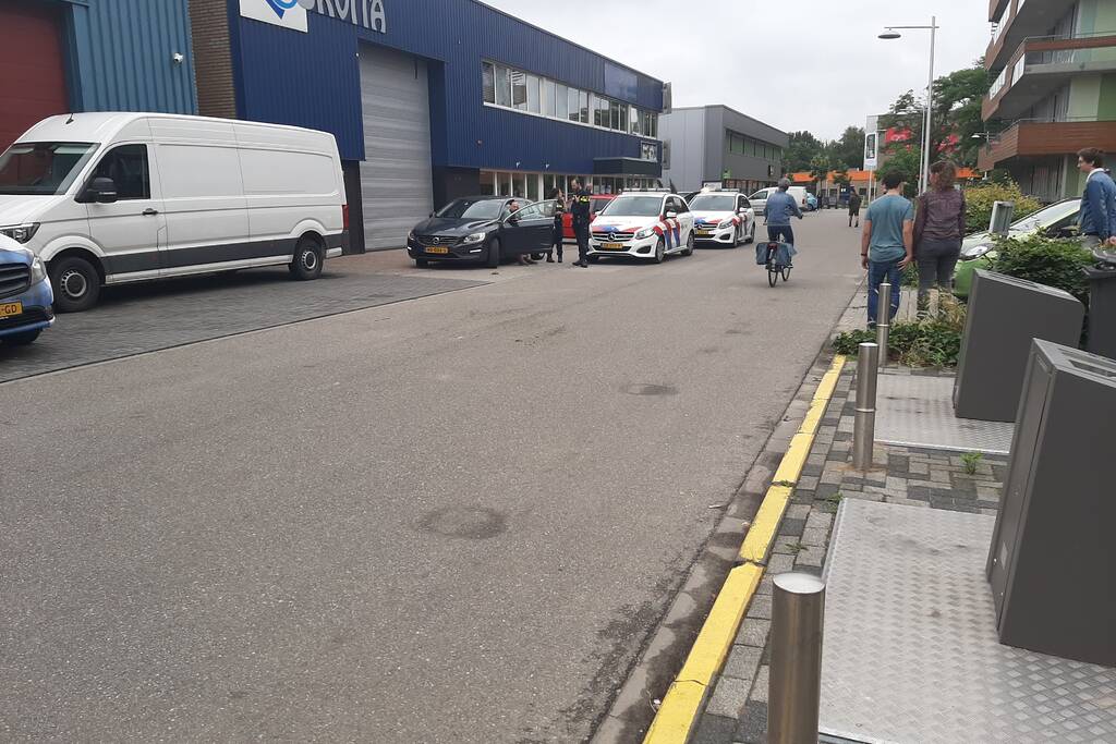 Twee auto's botsen op elkaar