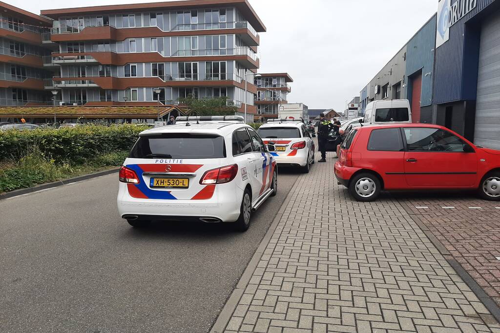 Twee auto's botsen op elkaar