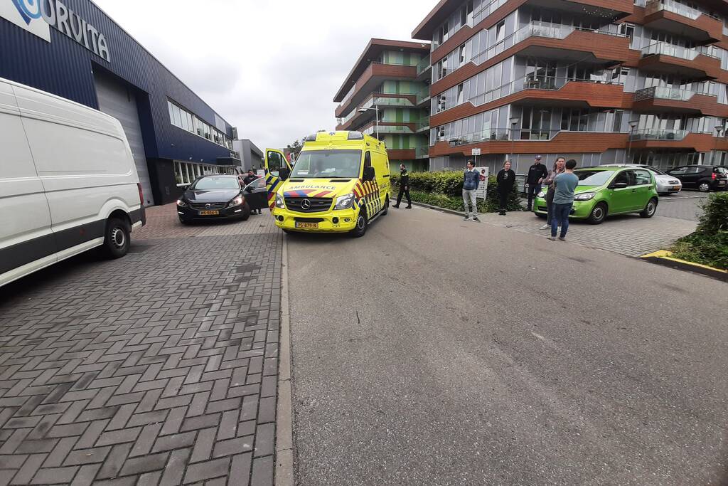 Twee auto's botsen op elkaar