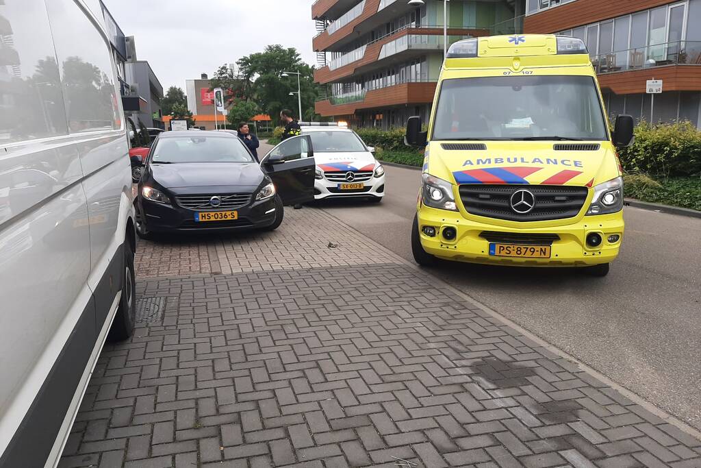 Twee auto's botsen op elkaar