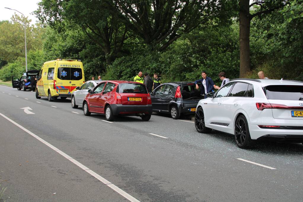 Vier personenwagens betrokken bij kop-staartaanrijding