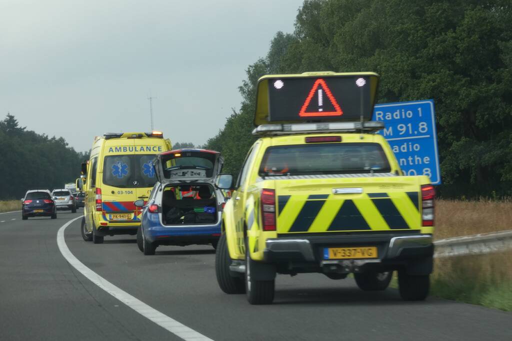 Automobilist botst met auto op camper