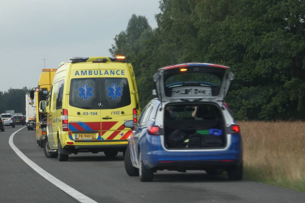 Automobilist botst met auto op camper