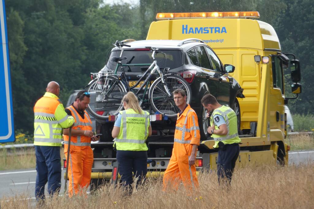 Automobilist botst met auto op camper