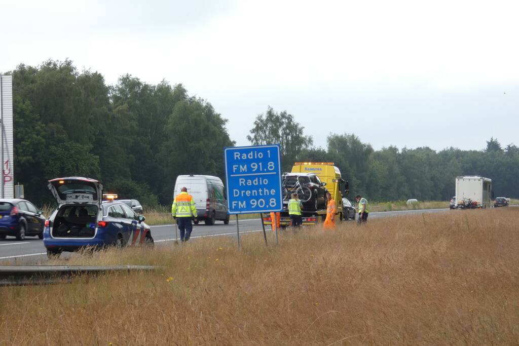 Automobilist botst met auto op camper