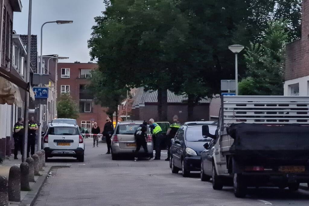 Politie haalt man uit woning