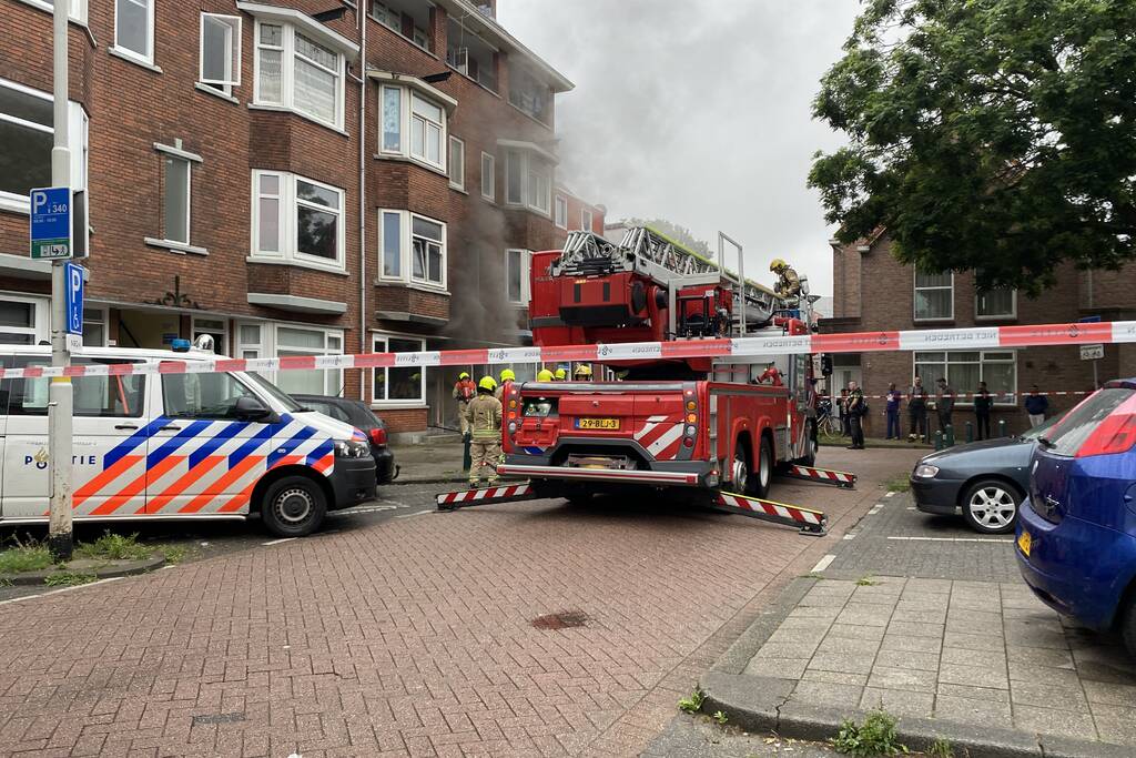 Veel rook uit benedenwoning door brand