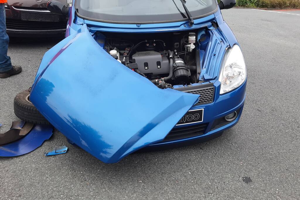 Auto en 45 km-voertuig botsen op kruising