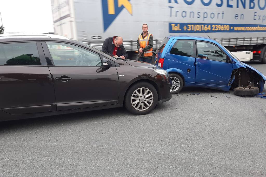 Auto en 45 km-voertuig botsen op kruising