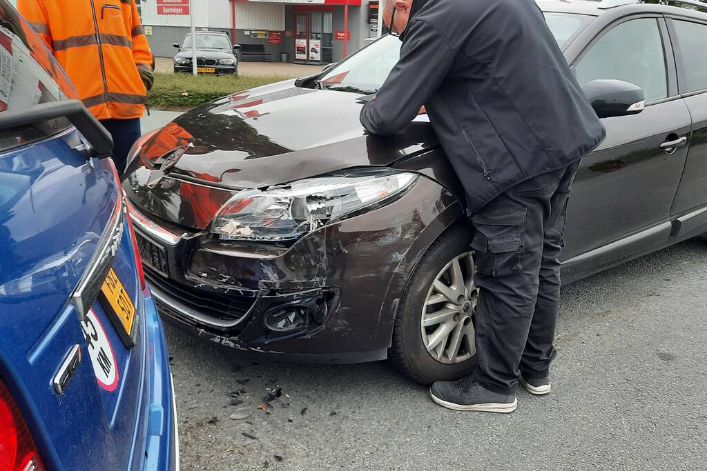 Auto en 45 km-voertuig botsen op kruising