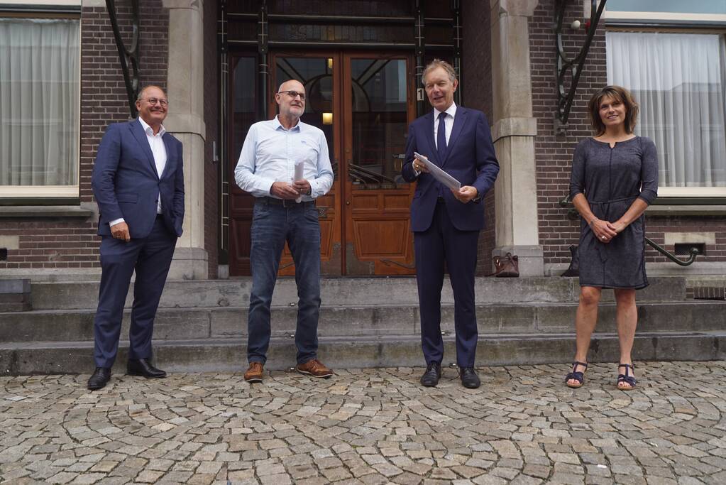 Burgermeester Mark Röell neemt petitie 'Geen windmolens in de Eempolder' in ontvangst
