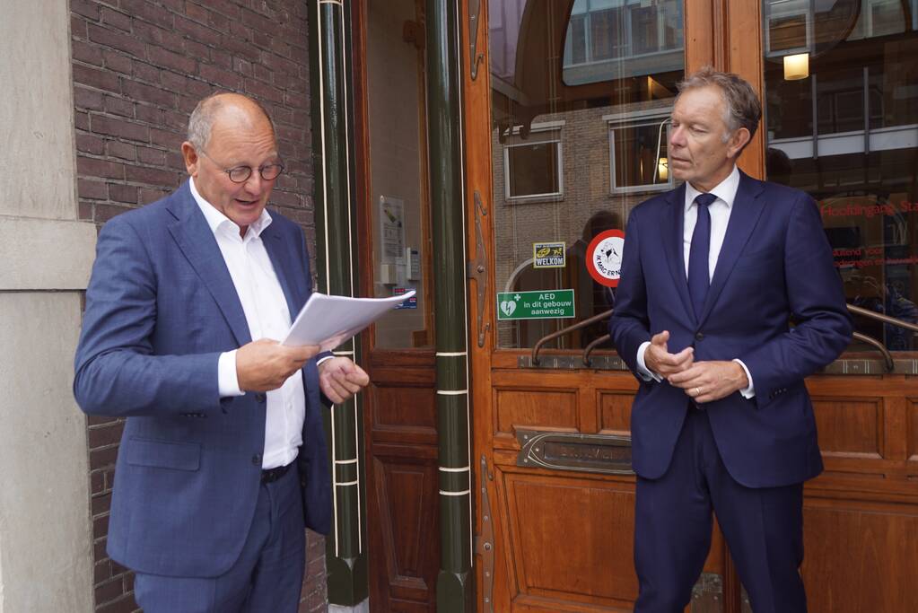 Burgermeester Mark Röell neemt petitie 'Geen windmolens in de Eempolder' in ontvangst