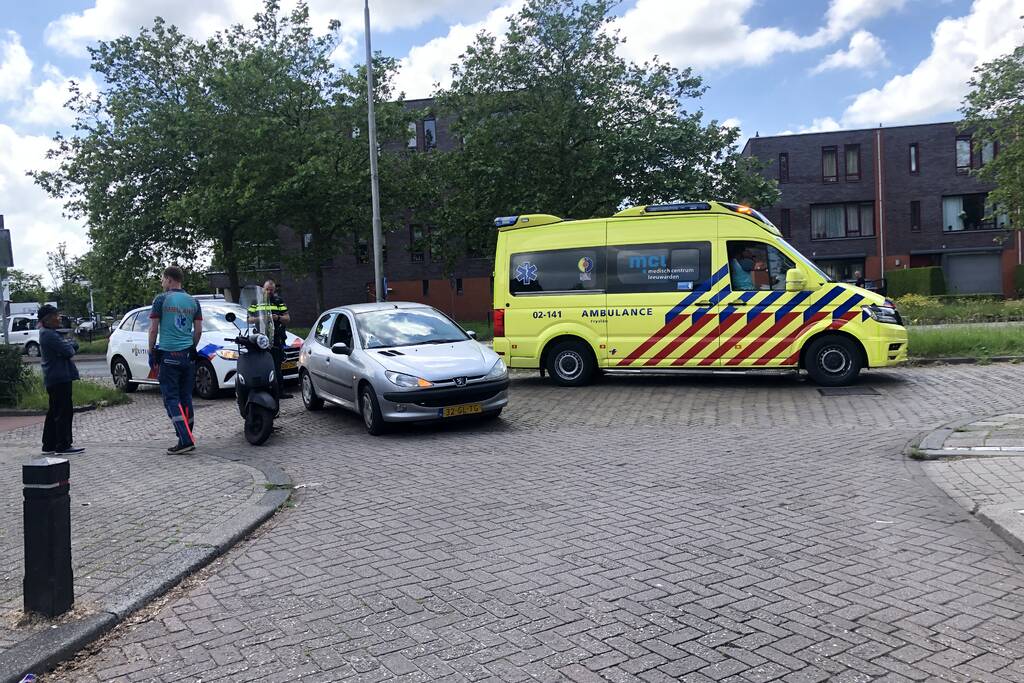 Afslaande automobilist botst op scooterrijdster