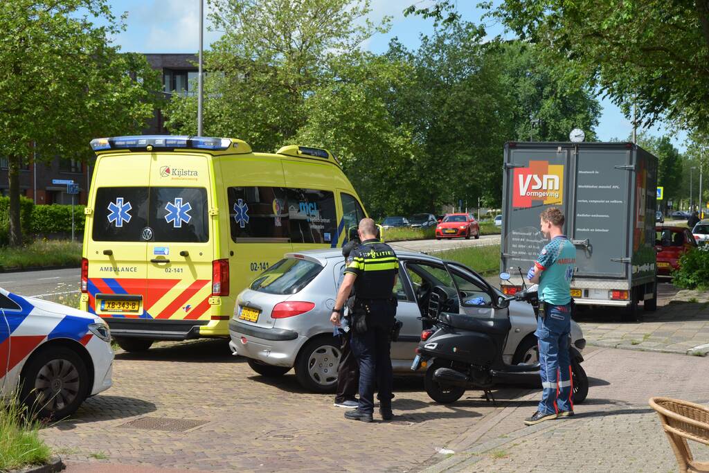 Afslaande automobilist botst op scooterrijdster