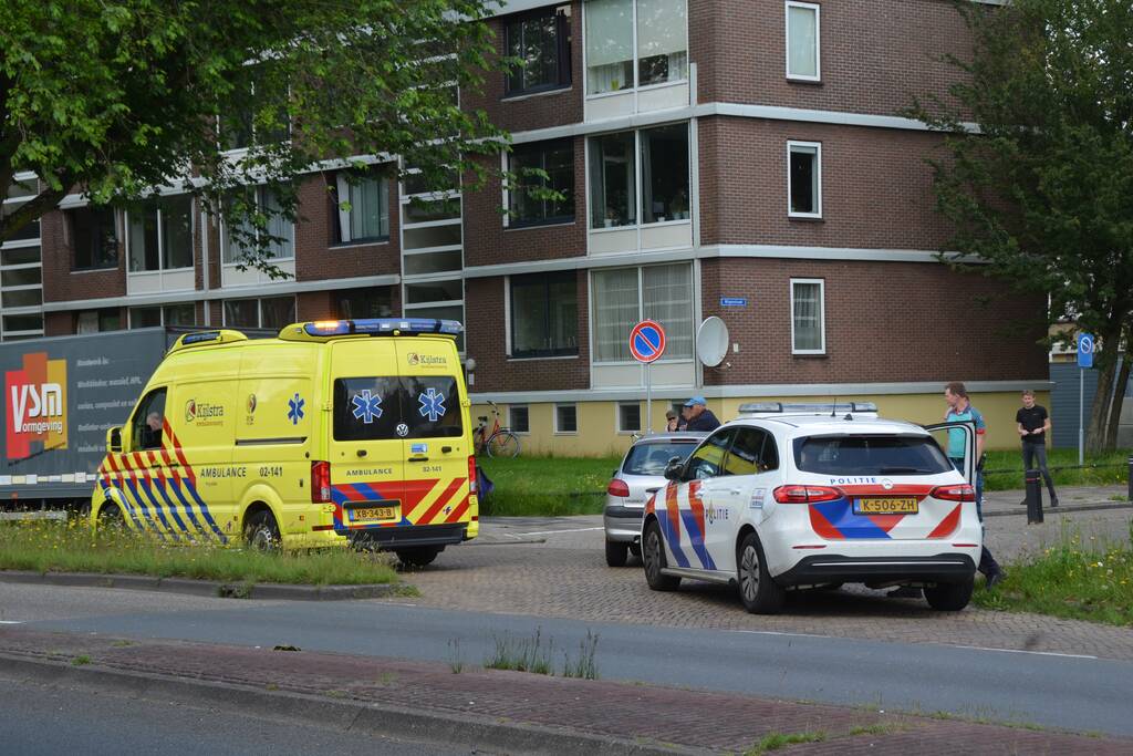 Afslaande automobilist botst op scooterrijdster