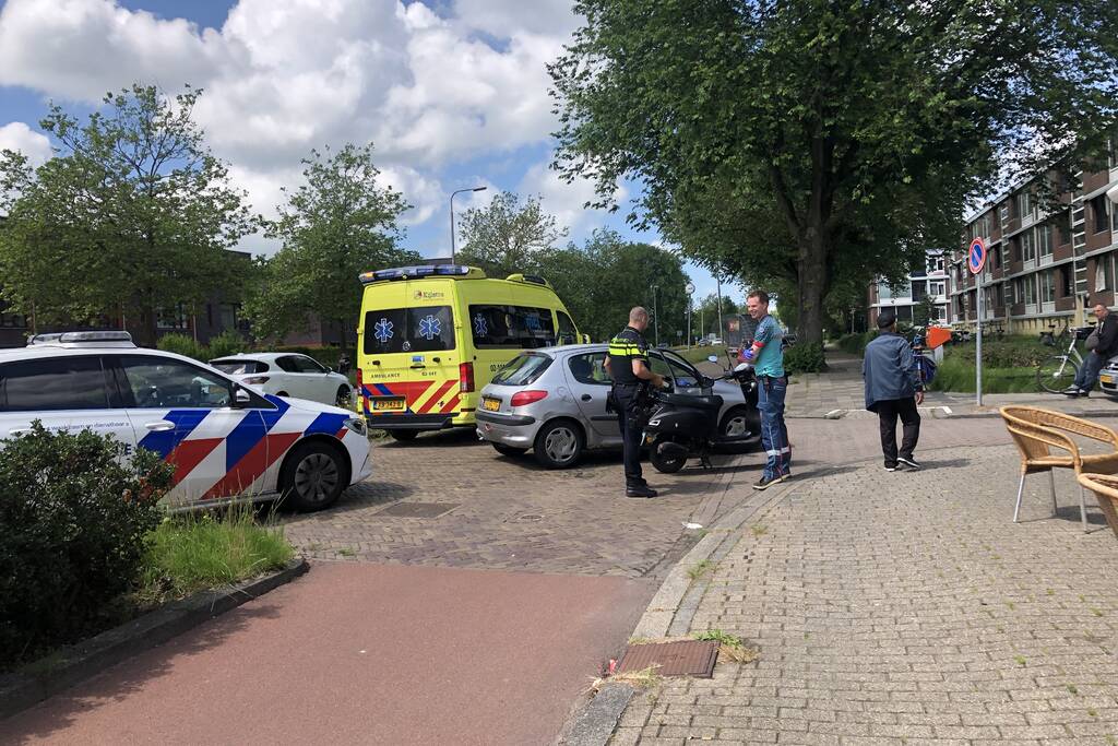 Afslaande automobilist botst op scooterrijdster