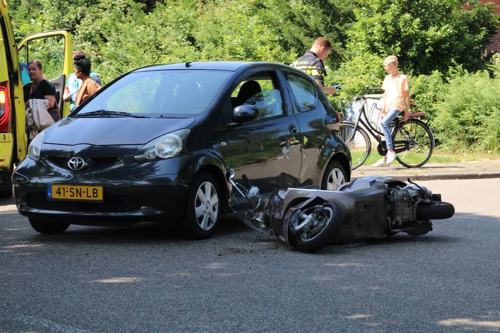 Scooterrijder gewond bij botsing met auto