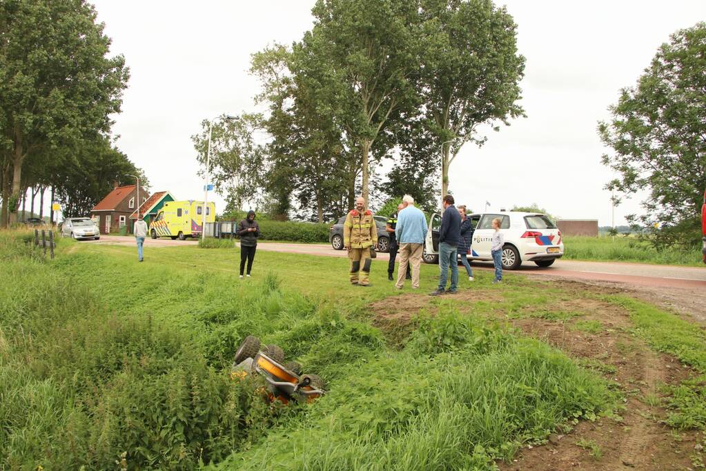 Zitmaaier gekanteld en belandt op slootrand