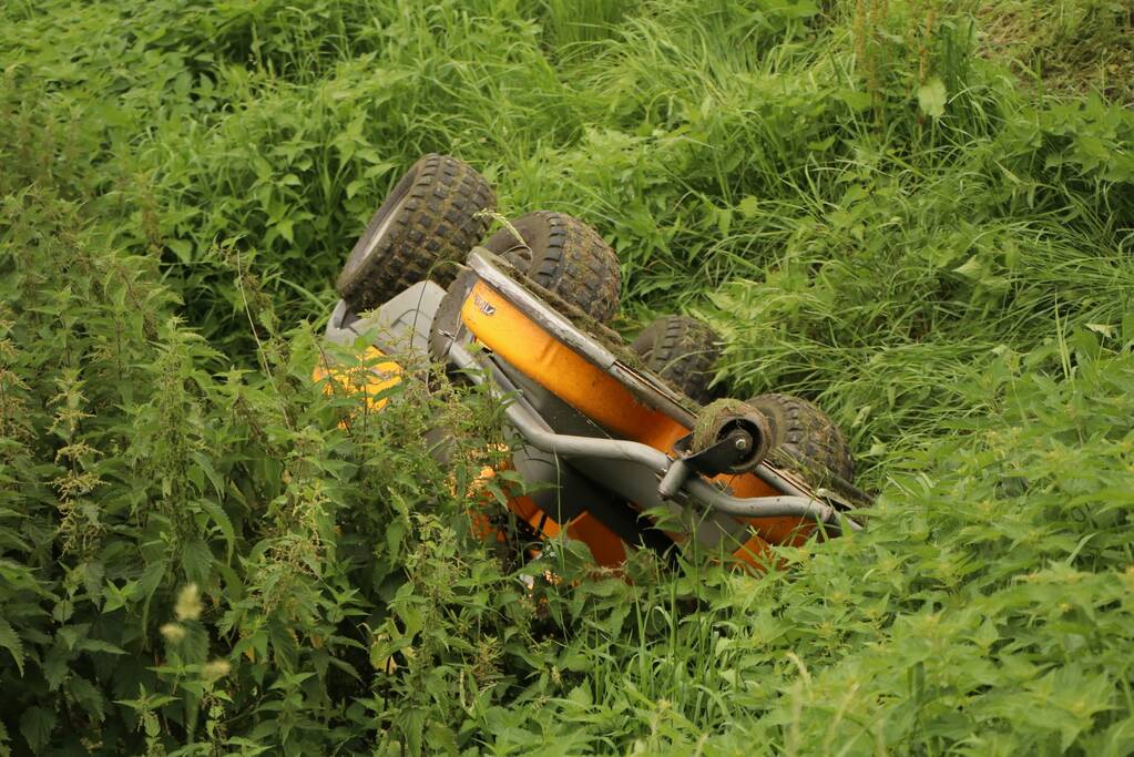 Zitmaaier gekanteld en belandt op slootrand