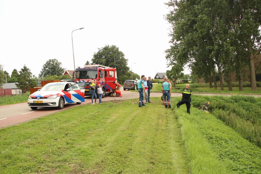 Zitmaaier gekanteld en belandt op slootrand