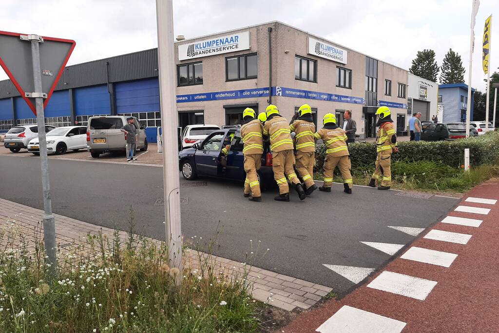 Schade bij botsing tussen drie voertuigen