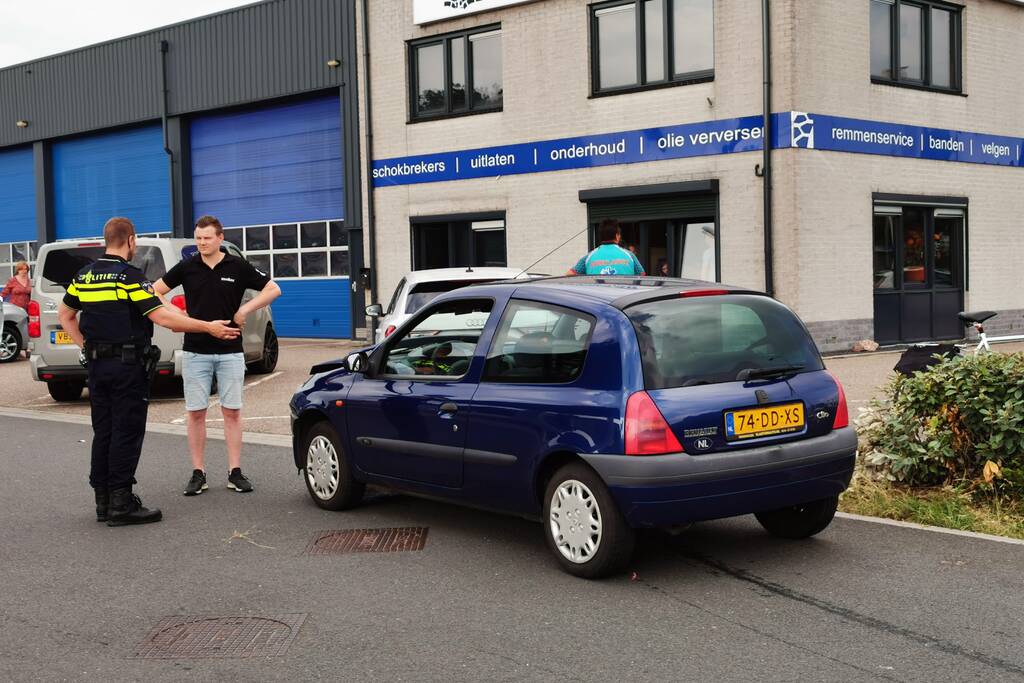 Schade bij botsing tussen drie voertuigen
