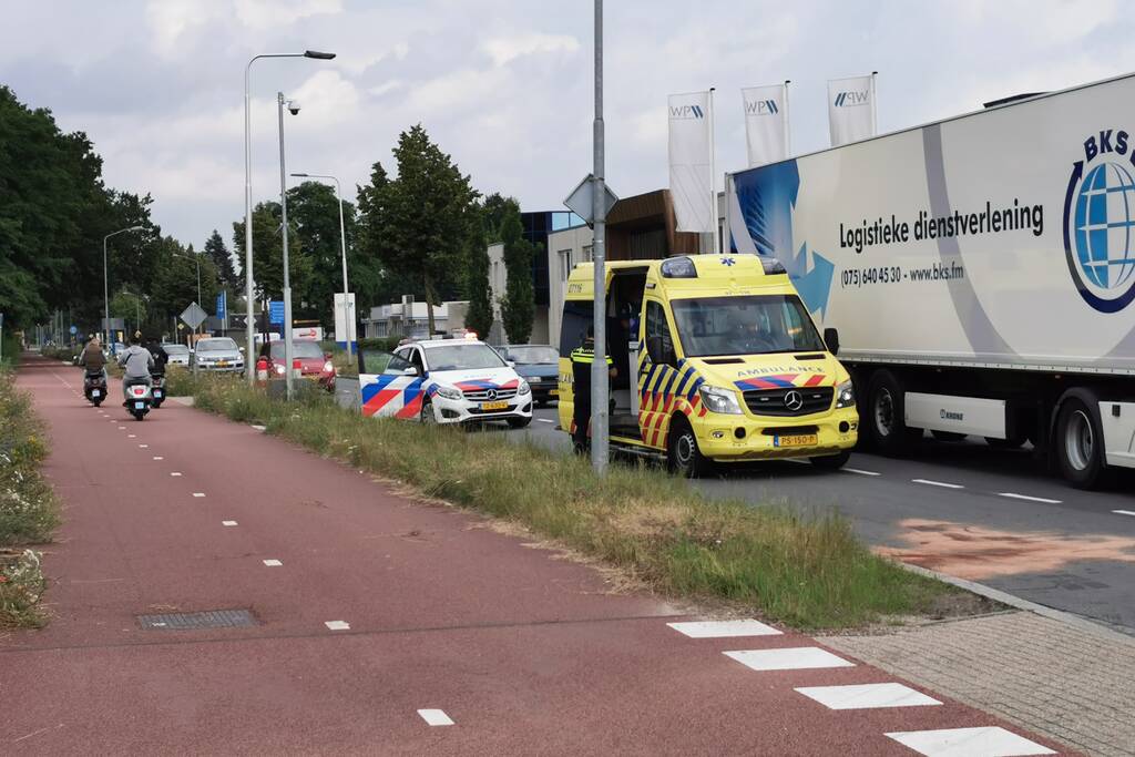 Schade bij botsing tussen drie voertuigen