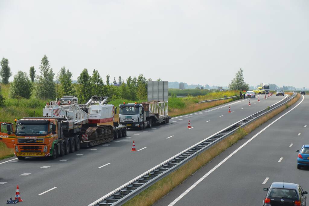 Vrachtwagens gestrand op afslag