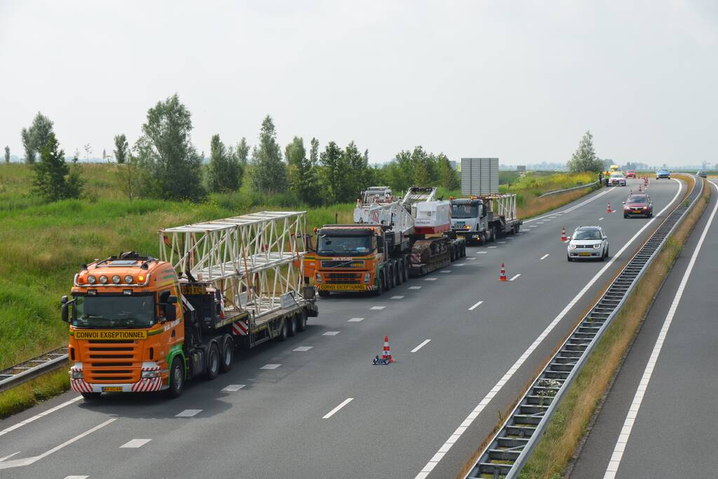 Vrachtwagens gestrand op afslag