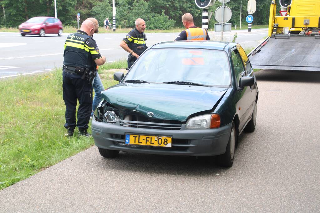 Auto's botsen op kruising