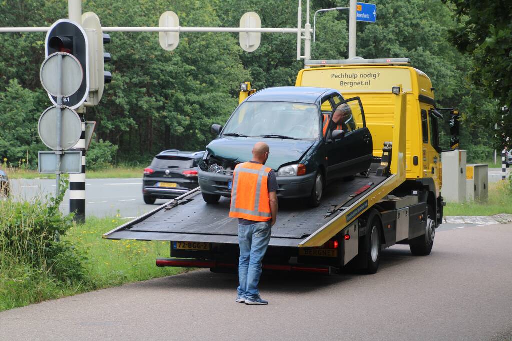 Auto's botsen op kruising