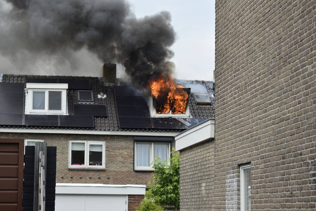 Dak woning volledig in brand