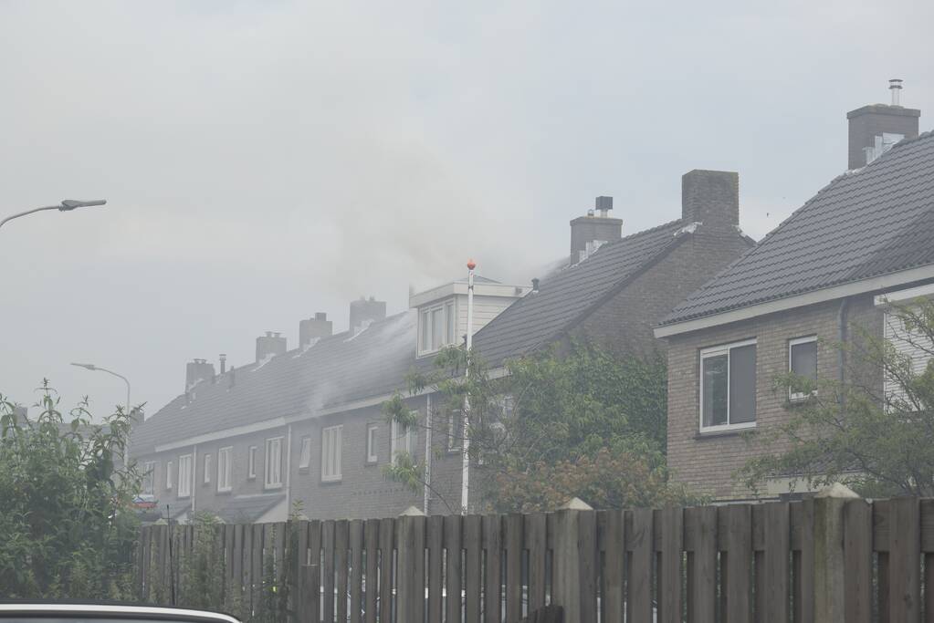 Dak woning volledig in brand